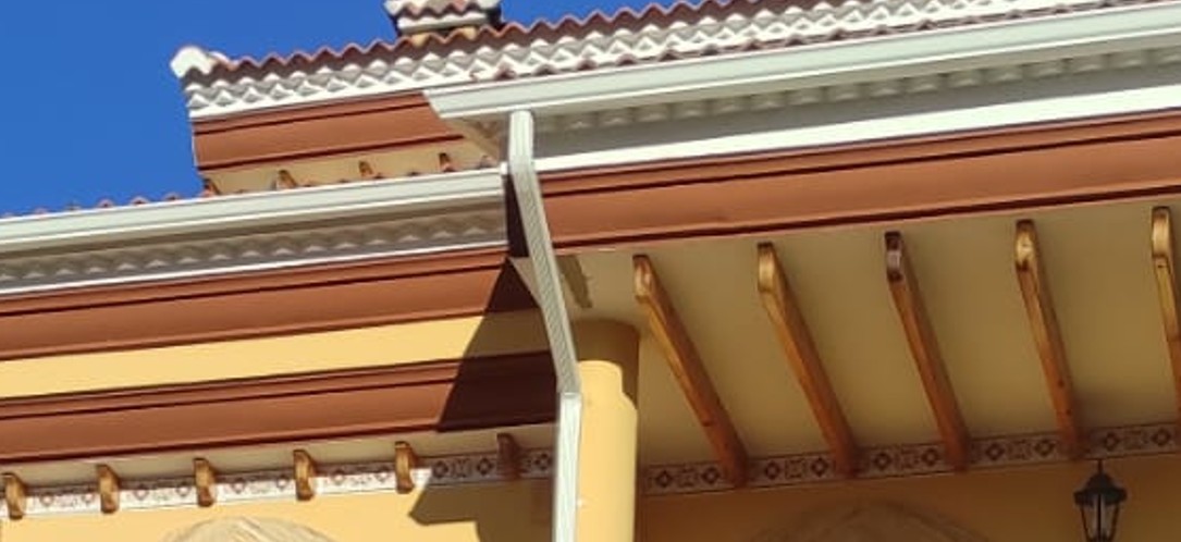 Trabajo de canalón de aluminio
